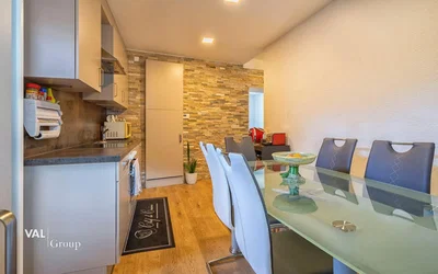 Cucina; elettrodomestici, pavimento in legno, luce naturale
