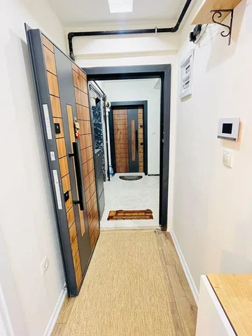 Guardaroba; pavimento in legno, ristrutturato, luce naturale