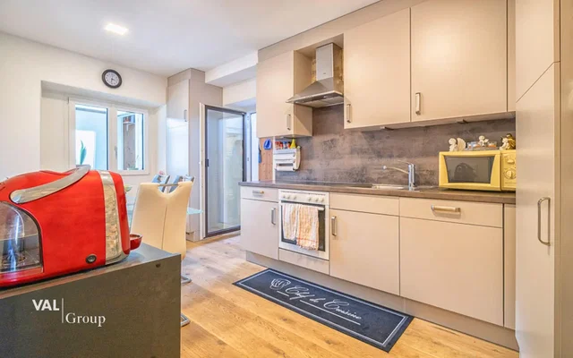 Cucina; elettrodomestici, pavimento in legno, luce naturale