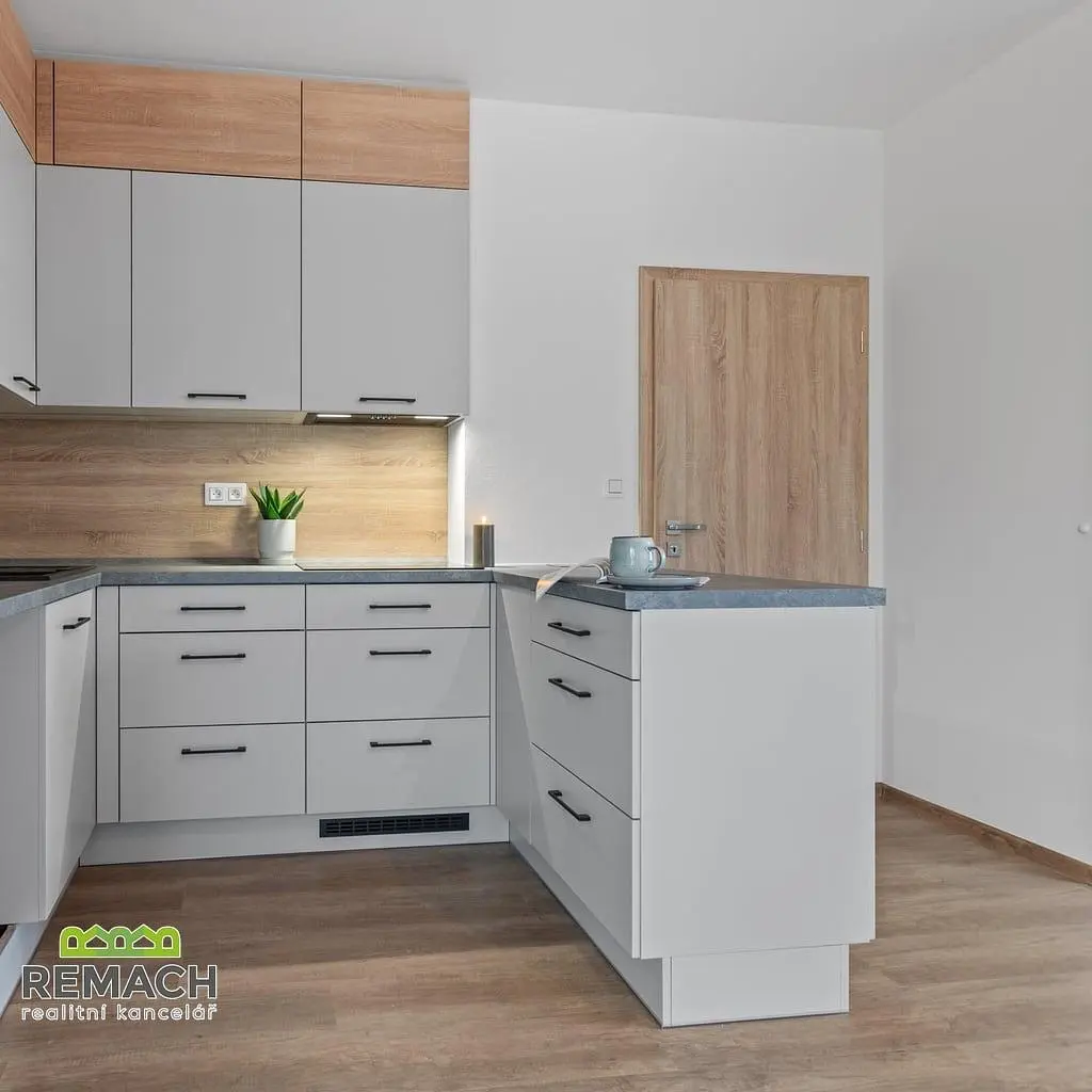 Keuken; keukenapparatuur, houten vloer, gerenoveerd, natuurlijk licht