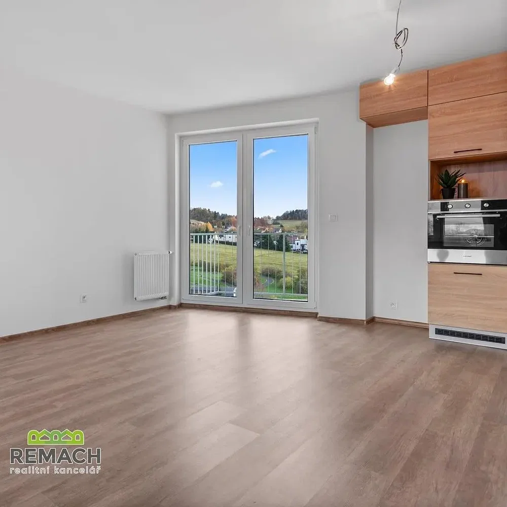 Keuken; keukenapparatuur, houten vloer, natuurlijk licht, uitzicht