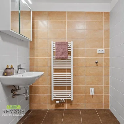 Toilet; tegelvloer, renovatie nodig