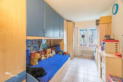 Camera dei bambini; travi in legno, pavimento in piastrelle, luce naturale