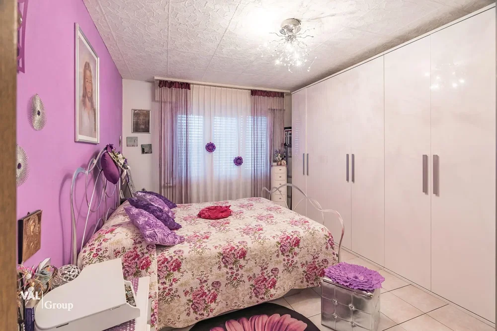 Camera da letto; stile rustico, pavimento in legno, pavimento in piastrelle, luce naturale