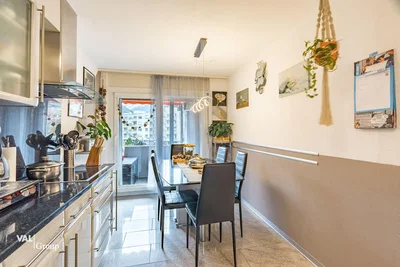 Cucina; elettrodomestici, luce naturale, pavimento in piastrelle