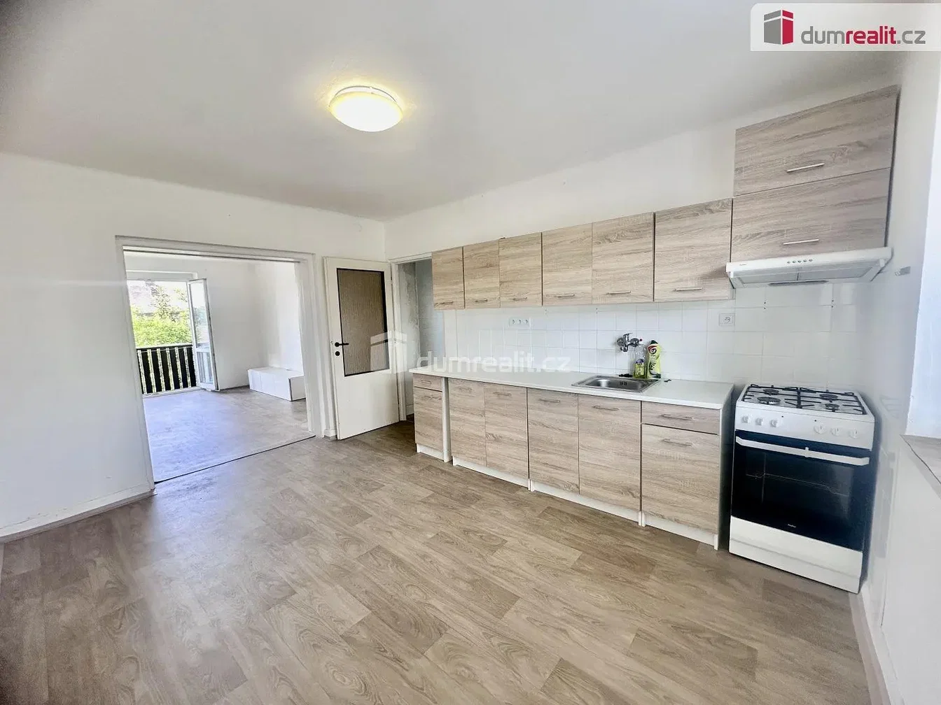 Keuken; keukenapparatuur, tegelvloer, natuurlijk licht