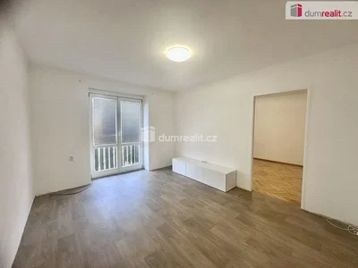 Woonkamer; houten vloer, natuurlijk licht