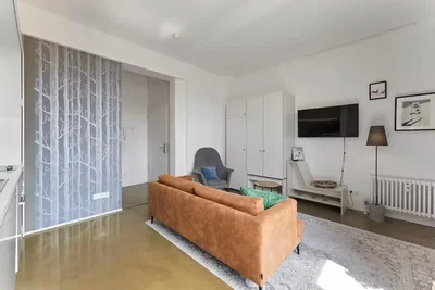 Wohnzimmer; tageslicht, moderner stil, fliesenboden