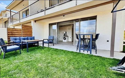 Terrazza; luce naturale, pavimento in legno
