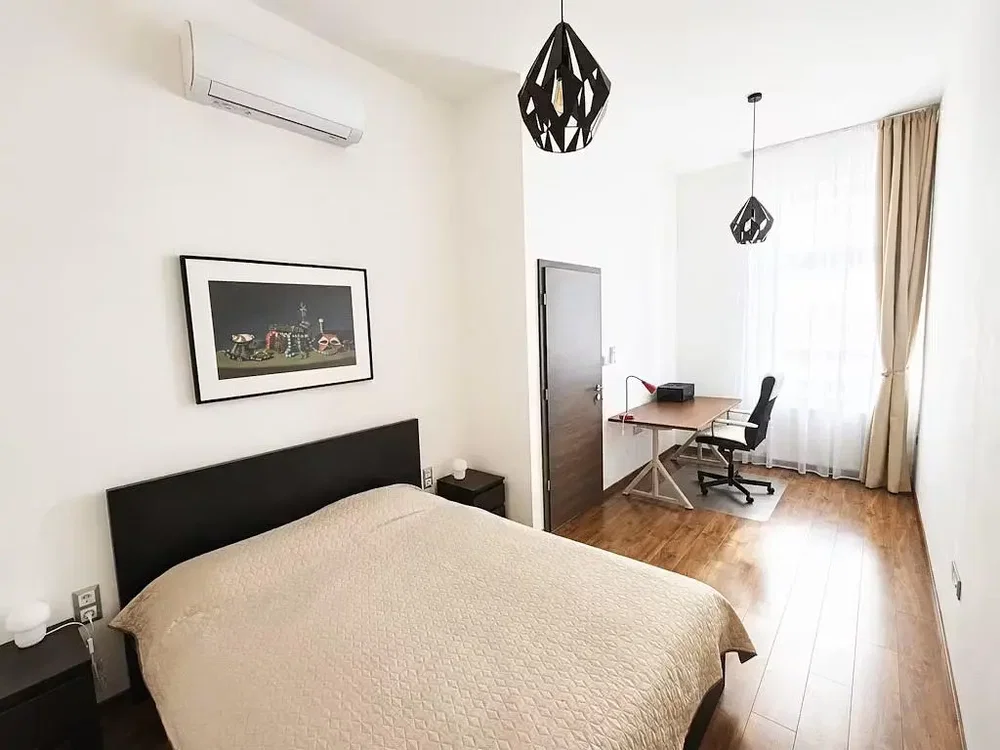 Slaapkamer; houten vloer, natuurlijk licht