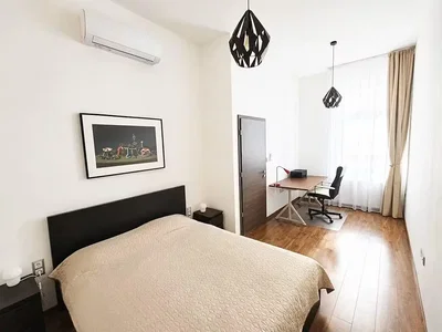 Slaapkamer; houten vloer, natuurlijk licht