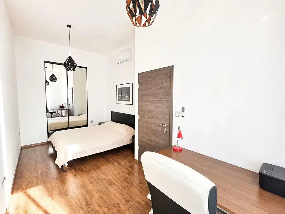 Slaapkamer; houten vloer, natuurlijk licht