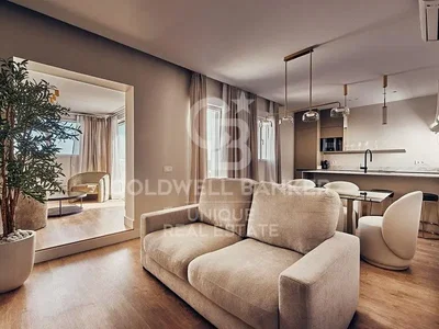 Woonkamer; natuurlijk licht, houten vloer, moderne stijl
