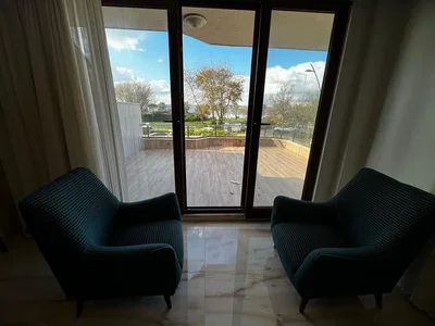 Obývací pokoj; výhled, přirozené světlo, dlažba
