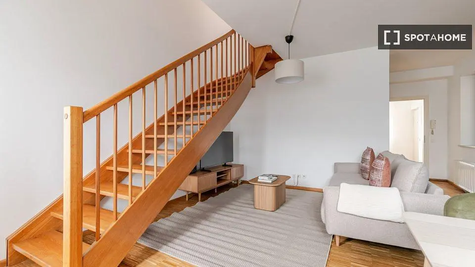 Wohnzimmer; holzboden, tageslicht, moderner stil