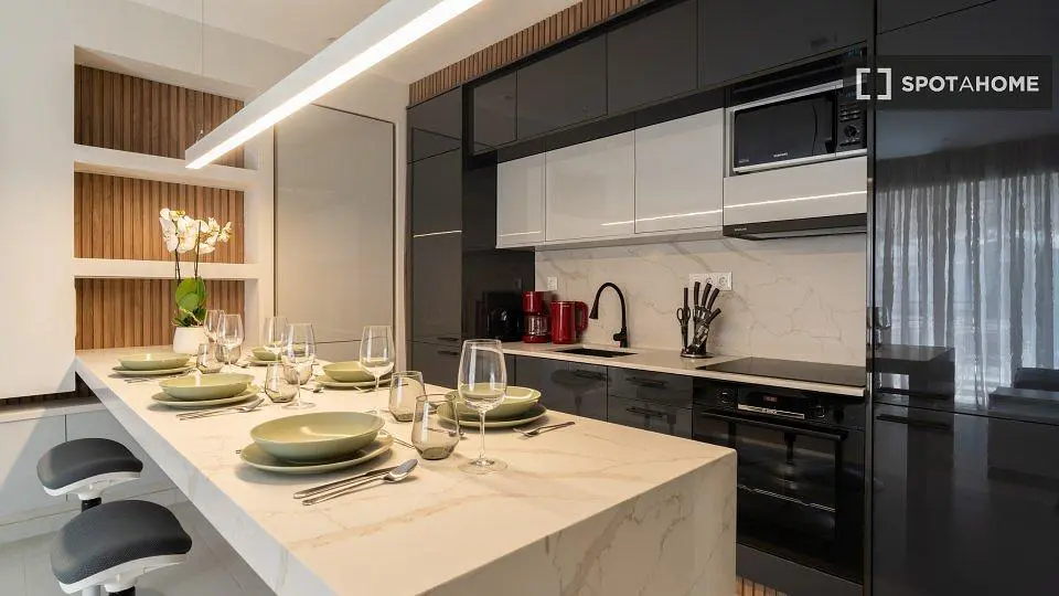 Cucina; elettrodomestici, travi in legno, ristrutturato, luce naturale
