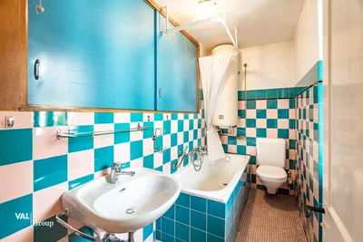 Salle de bain; carrelage, nécessite rénovation