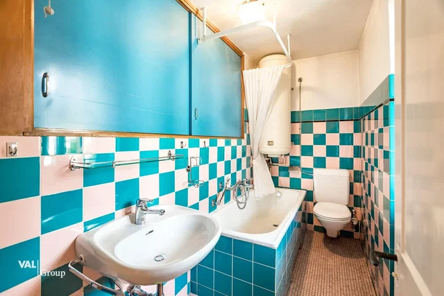Salle de bain; carrelage, nécessite rénovation