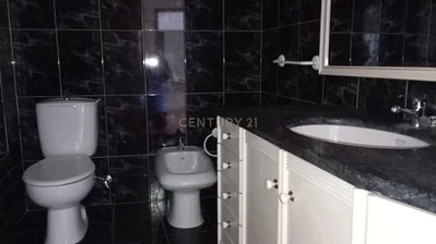 Toilettes; carrelage, nécessite rénovation