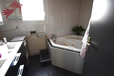 Bagno; pavimento in piastrelle, luce naturale