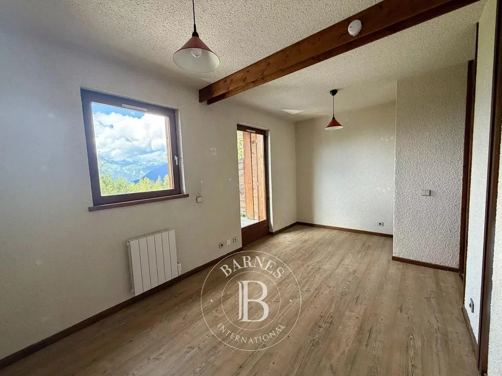Salon; vue, parquet, lumière naturelle