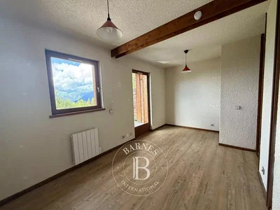 Salon; vue, parquet, lumière naturelle