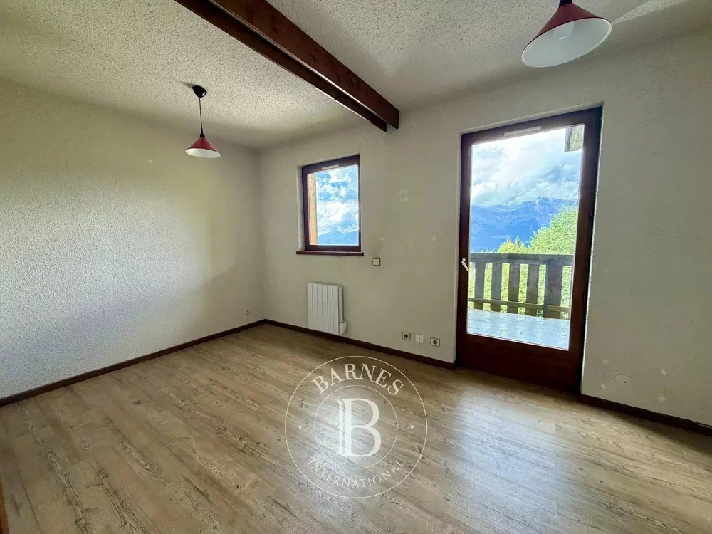 Salon; vue, parquet, lumière naturelle