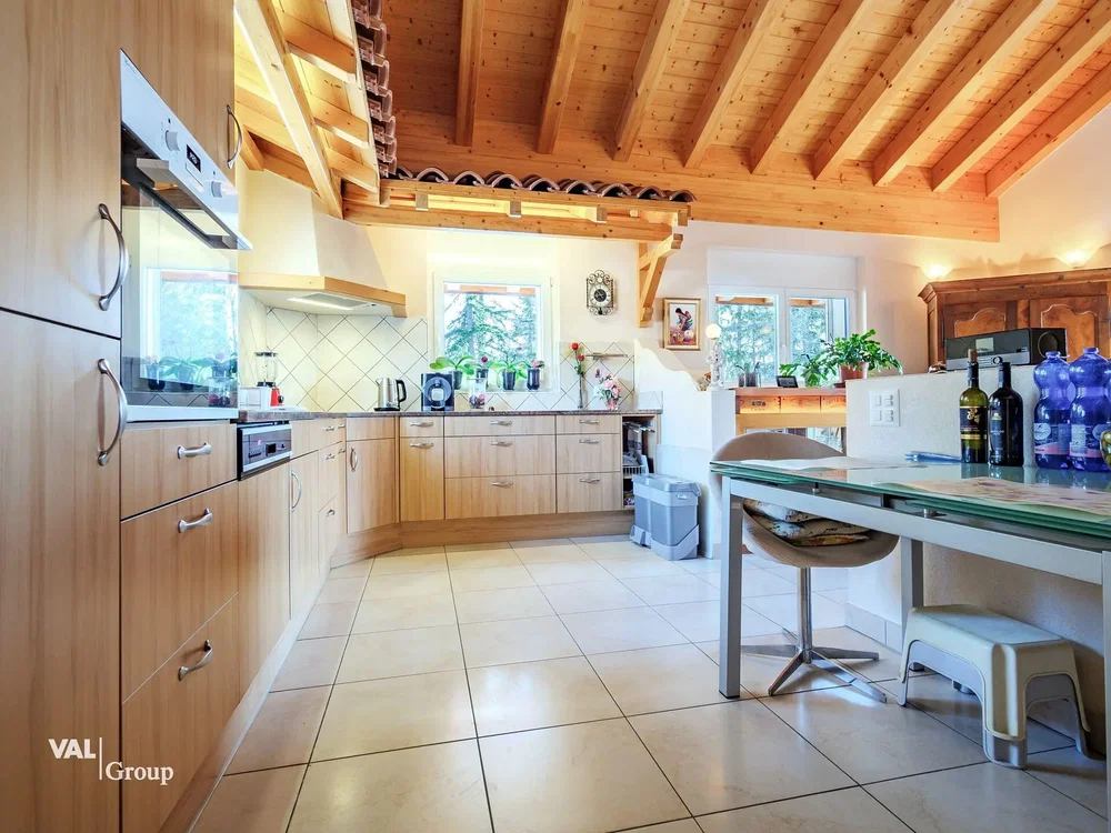 Cocina; suelo de baldosas, electrodomésticos, luz natural, vigas de madera