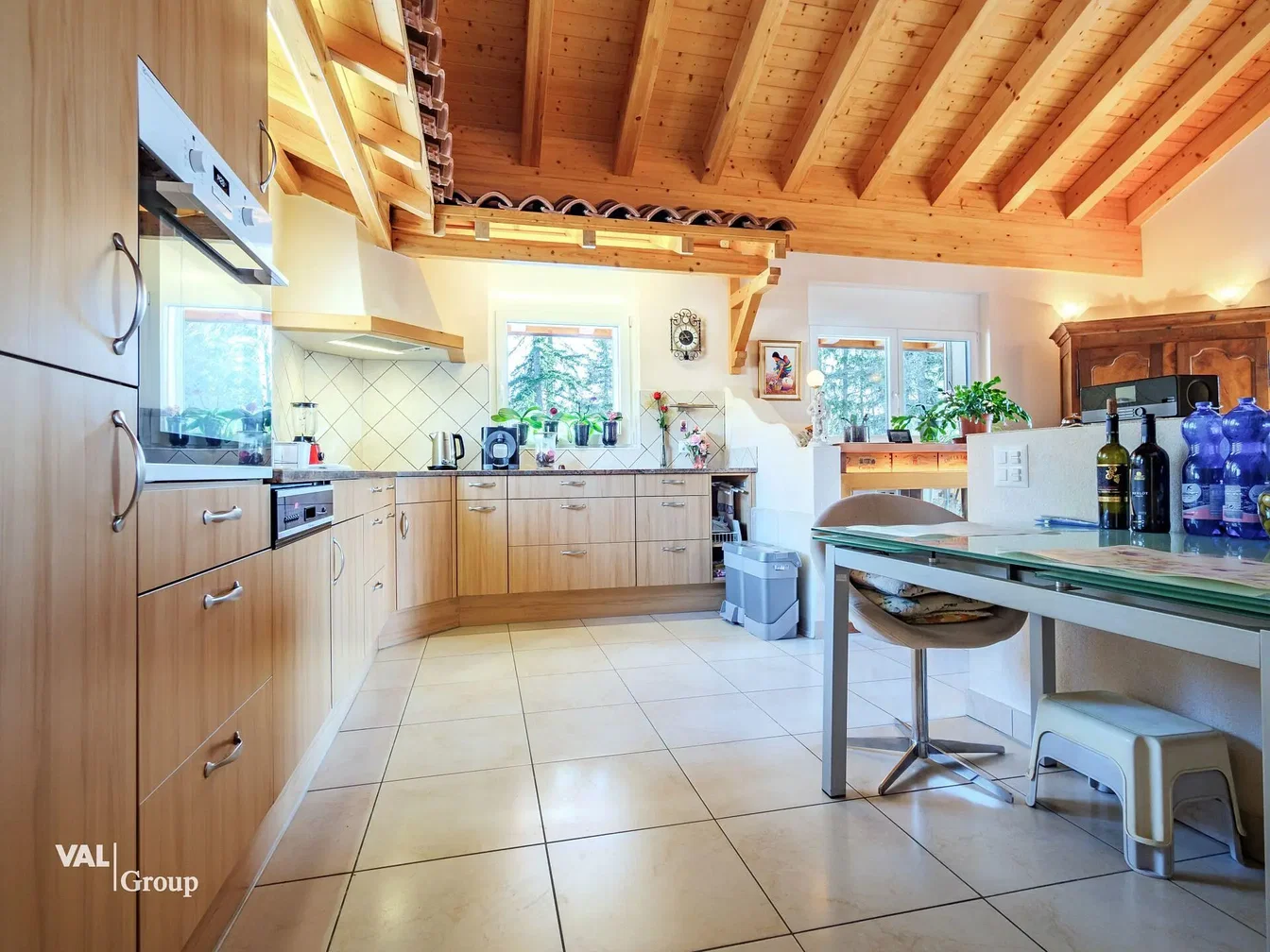 Cocina; suelo de baldosas, electrodomésticos, luz natural, vigas de madera