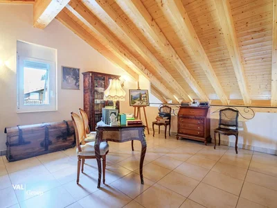Habitación infantil; vigas de madera, suelo de baldosas, luz natural