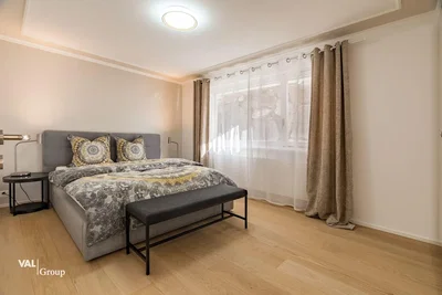 Schlafzimmer; holzboden, tageslicht