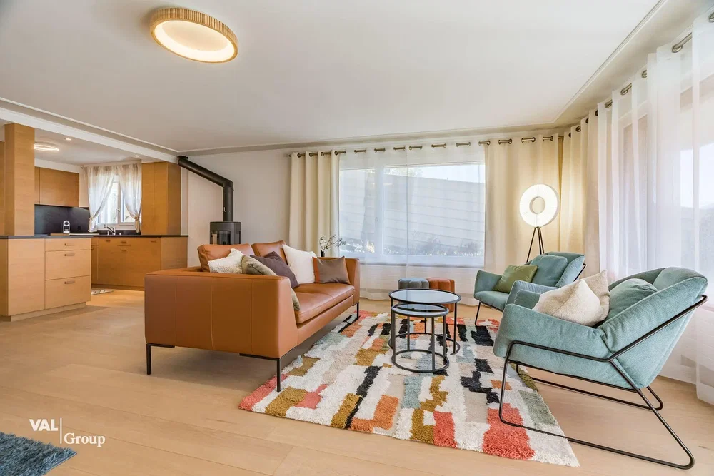 Wohnzimmer; tageslicht, moderner stil, holzboden