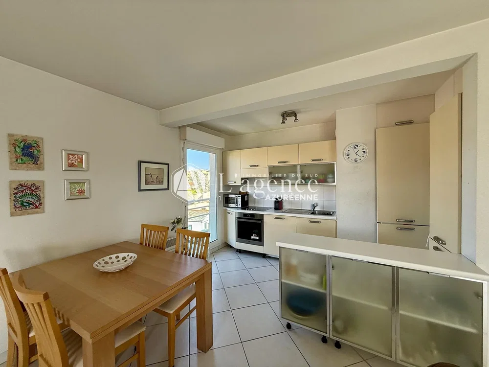 Cucina; elettrodomestici, pavimento in piastrelle, luce naturale