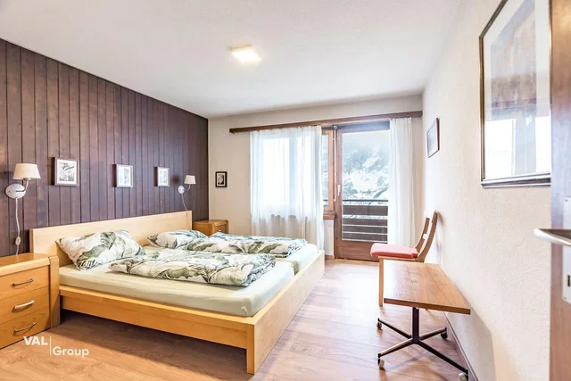Ložnice; dřevěná podlaha, přirozené světlo, rustikální styl