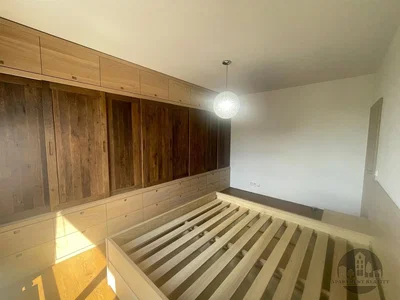 Schlafzimmer; holzbalken, holzboden, tageslicht, renoviert