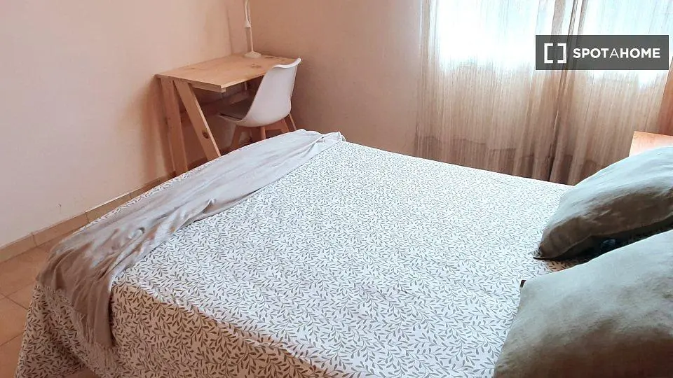 Schlafzimmer; tageslicht, fliesenboden