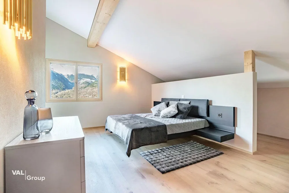 Schlafzimmer; holzboden, tageslicht
