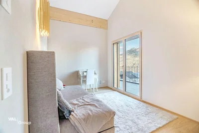 Schlafzimmer; tageslicht, holzbalken, holzboden