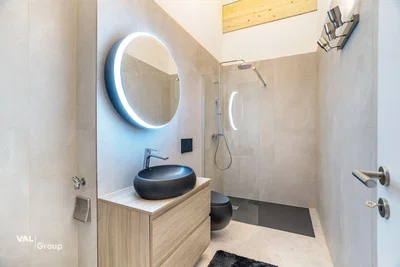 Badezimmer; renoviert, tageslicht, moderner stil, fliesenboden
