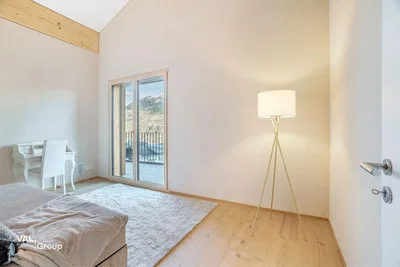 Schlafzimmer; holzboden, tageslicht, moderner stil