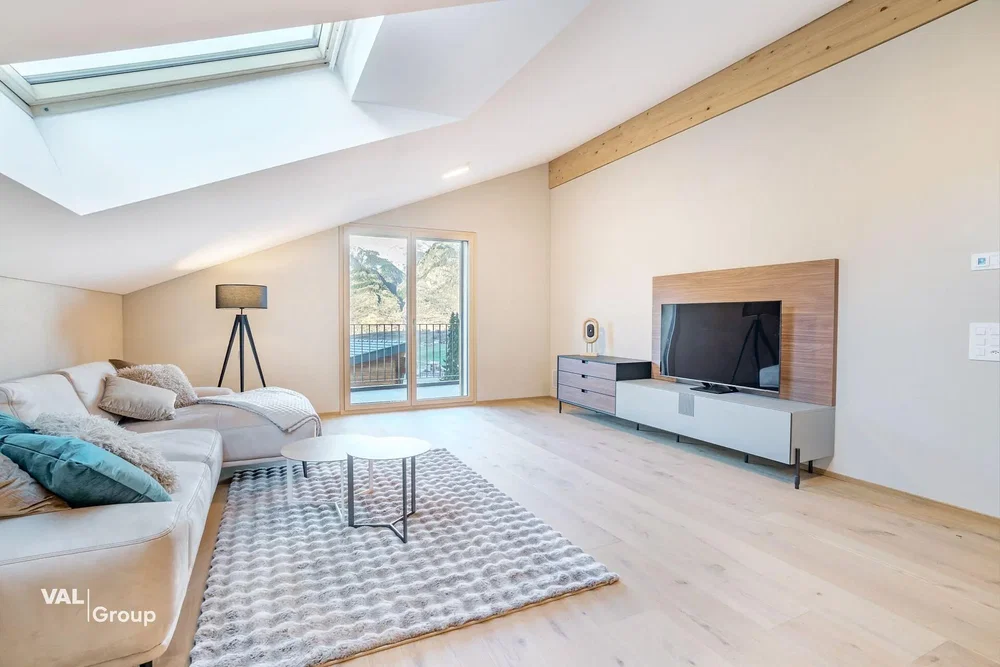 Wohnzimmer; tageslicht, moderner stil, holzboden