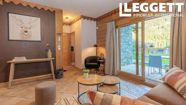 Obývací pokoj; přirozené světlo, rustikální styl, dřevěné trámy