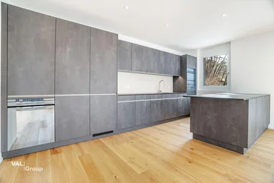 Kuchyňa; kuchynské spotrebiče, drevená podlaha, prirodzené svetlo
