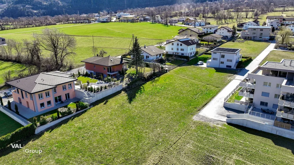 House and surroundings; view, natural light