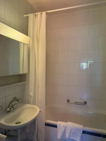 Kúpeľňa; dlažba, potrebná rekonštrukcia