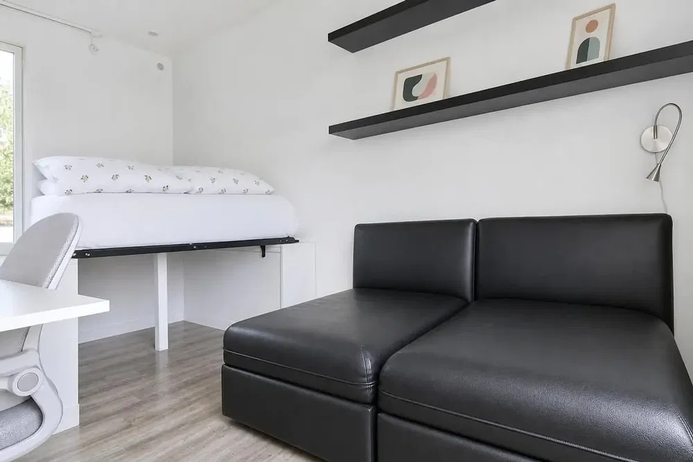 Quarto; chão de madeira, luz natural