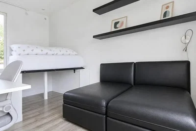 Quarto; chão de madeira, luz natural