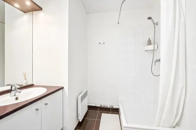 Banyo; fayans zemin, doğal ışık