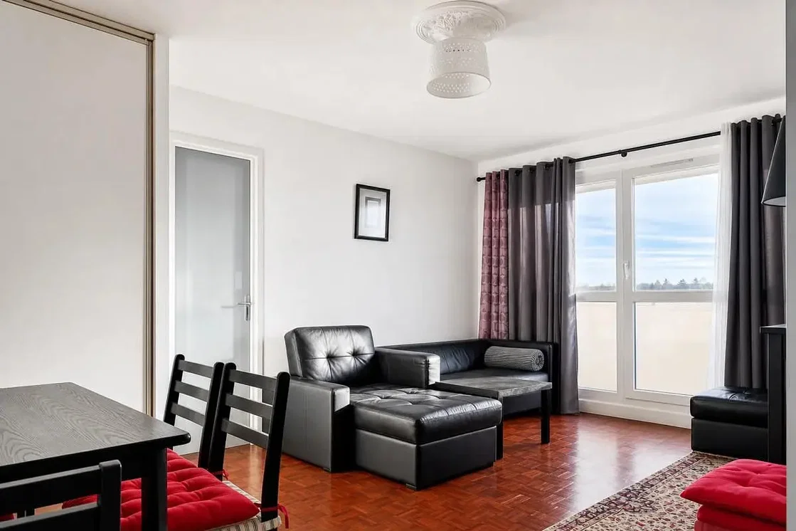 Sala de estar; luz natural, chão de madeira