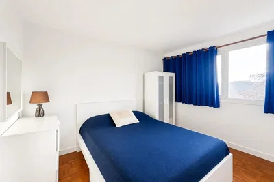 Quarto; chão de madeira, luz natural